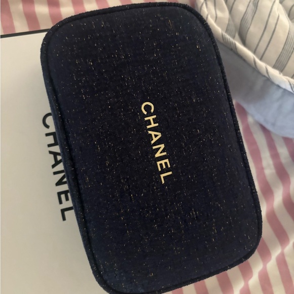 2023 CHANEL DEEP NAVY BLUE Holiday LIMITED EDITION MAKEUP BAG New - Picture 4 of 5